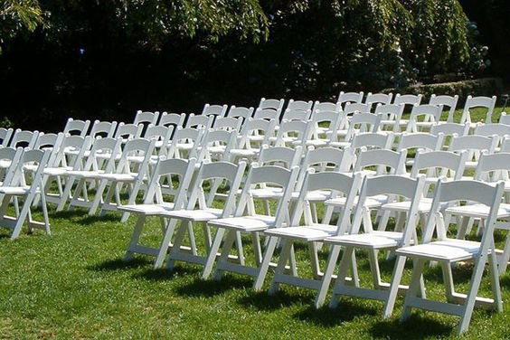Білі складні стільці