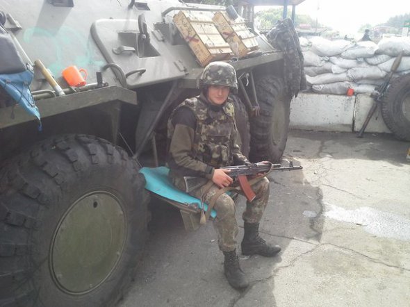 Іван Михайлецький біля БТр на одному з блокпостів на Донбасі