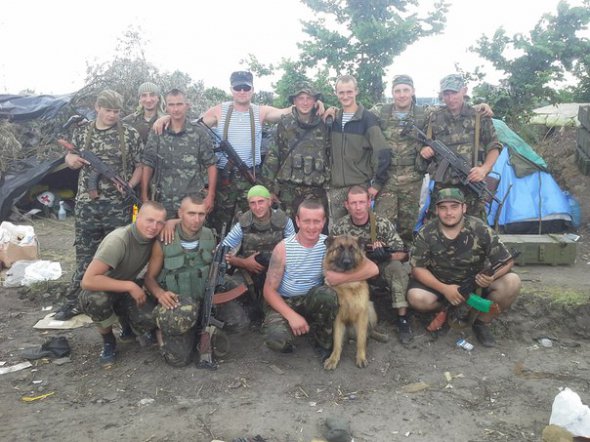 Иван Михайлецкий на блокпосту с бойцами роты и добровольцами