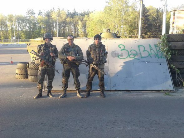 Праворуч - Іван Михайлецький, посередині старший прапорщик Назар Пеприк. Ліворуч - командир роти Вадим Сухаревський. Луганський аеропорт