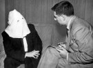 Советский шифровальщик Игорь Гузенко, чье лицо спрятано под колпаком, дает интервью журналисту "Ассошиэйтед Пресс" Соулу Петту в 1954 году