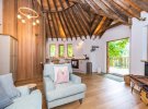 Нині Buzzardry здають в оренду на Аirbnb. 