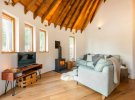 Нині Buzzardry здають в оренду на Аirbnb. 