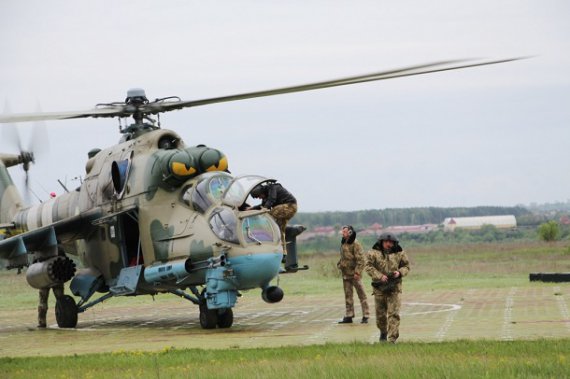 Вдень та вночі, в надскладних погодних умовах в українських льотчиків проходять бойові навчання