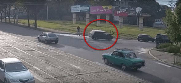 В Каменском водитель автомобиля ВАЗ-2104 на полном ходу сбил женщину