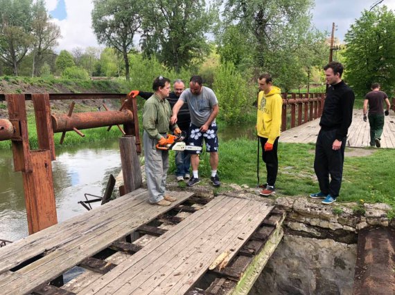 В Винницкой области ремонтируют мост мельницы Потоцкого, который шокировал состоянием после завораживающих танцев девушек