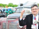Володимир Винник демонструє архівне фото біля автомобіля