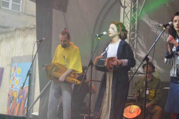 Группа "Торбан" виступает на сцене Флюгеров