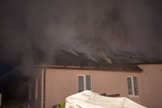 В Киеве после взрыва загорелся частный дом
