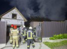 В Киеве после взрыва загорелся частный дом