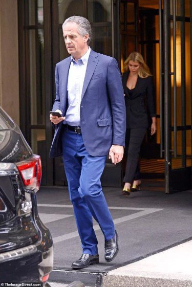 Китти Спенсер при выходе из отеля вместе со своим 60-летним бойфрендом