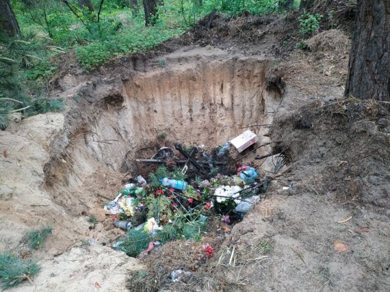 На цвинтарі в Копилах пластик скидають в яму посеред лісу