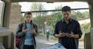 Ремзі Білялов (ліворуч) і Ахтем Сеїтаблаєв у фільмі ”Додому” зіграли батька й сина. Кримські татари везуть на окупований півострів тіло загиблого на Донбасі старшого сина, за сюжетом