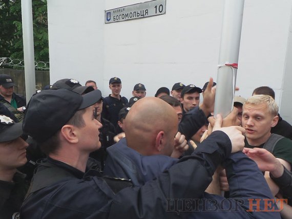 14 мая, активисты пришли с пикетом под здание Генеральной прокуратуры Украины с требованием отставки Генерального прокурора Юрия Луценко.  Затем они прошли маршем к зданию Министерства внутренних дел, где планировали провести аналогичную акцию.