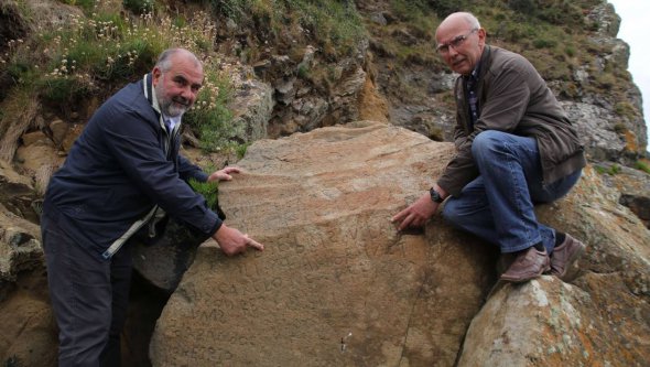 Во Франции обнаружили таинственную надпись на камне