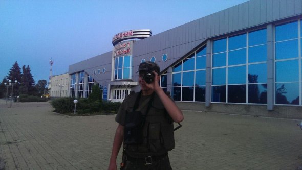 Боєць ЗСУ з тепловізором від фонду "Повернись живим" під час оборони Луганського аеропорту. 2014