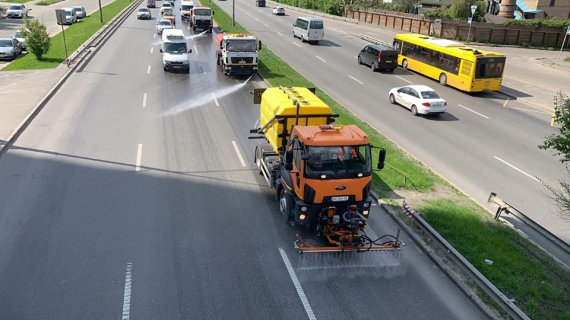 Нові машини можуть видаляти масляні, жирові і графітові забруднення на дорогах, а також кіптяву, наліт від вихлопних газів та залишки хлоридів.