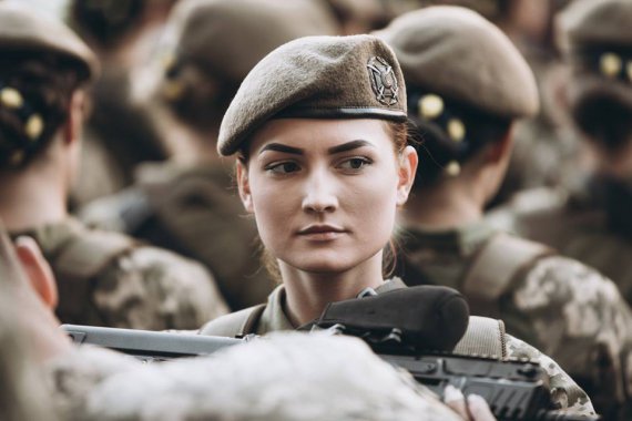Показали армійські фото красунь з України та НАТО