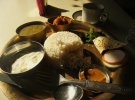 Живучи в будинку з непальцами, навчилася готувати непалське каррі і дізналася, як робити ситні вечері з нічого