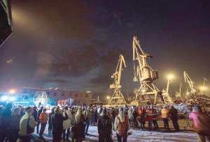 600 глядачів спостерігають за балетом кранів Азовського судноремонтного заводу в Маріуполі на Донеччині під час фестивалю сучасного мистецтва ”Гогольфест”