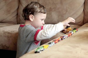 Діти з аутизмом люблять розставляти речі тільки в конкретному порядку чи здійснювати якісь дії згідно з чітким планом