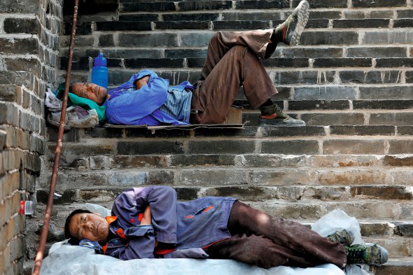 Китайці відпочивають на складі фабрики в Шанхаї. Тим, хто працює понад 14 годин на добу, на більшості підприємств дозволяють спати в підсобних приміщеннях