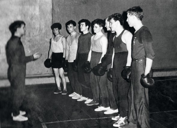 Батько Сергія Глібчука Андрій Васильович (ліворуч) працював тренером із боксу в Індустріальному технікумі в Караганді. Він один із перших у Радянському Союзі отримав звання судді з любительського боксу. 1980-го був арбітром XXII Олімпійських ігор у Москві
