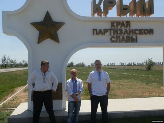 Армянськ, ці люди вийшли показати свою етнічну приналежність і через пару годин були затримані правоохоронниками за носіння вишиванки.