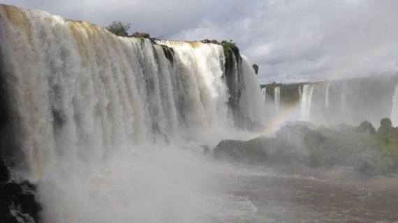 На севере Аргентины есть уникальный природный комплекс с 275 водопадов, которые сливаются в одно целое