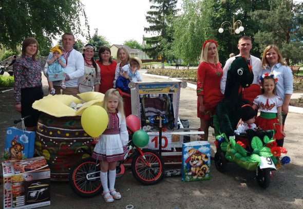 Переможці параду візочків у Чутовому: родина Рядних, І місце (праворуч), родина Кравченко-Сітайло, ІІ місце (ліворуч), родина Дряпак, ІІІ місце (по центру)