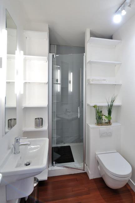 Для оформления маленькой ванной комнаты лучше выбирать нейтральные цвета.