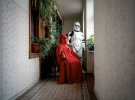 Австралійський фотограф Клаус Піклер зробив проект про людей, які люблять вдягати костюми в побутовому житті. 