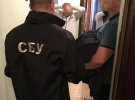 Державного інспектора затримали на робочому місці, обох його посередників – у Вінниці. 