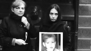 Запоріжанка Анастасія Могенсен Кох понад тиждень пікетувала посольство Данії у Києві, щоб дозволили зустрітися з сином. Весь час жінку підтримувала її матір (на фото ліворуч)