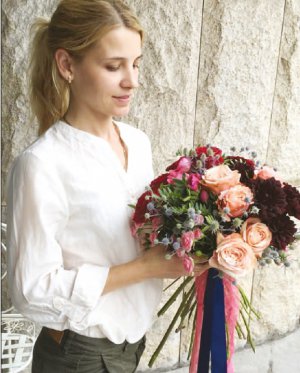 Олена Гайворонська робить із квітів букети та композиції на замовлення. Має магазин у немирівському будинку культури