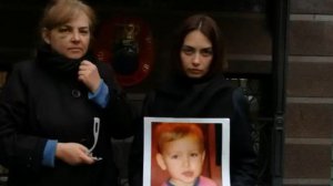 Запоріжанка Анастасія Могенсен Кох понад тиждень пікетувала посольство Данії у Києві, щоб дозволили зустрітися з сином. Весь час жінку підтримувала мати (на фото ліворуч)
