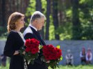 Порошенко с женой возложили цветы к памятнику жертвам репрессий