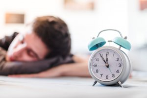 Початок робочого дня до 10 ранку призводить до того, що співробітники частіше хворіють, більше втомлюються і живуть в постійному стресі. Фото: ua.depositphotos.com