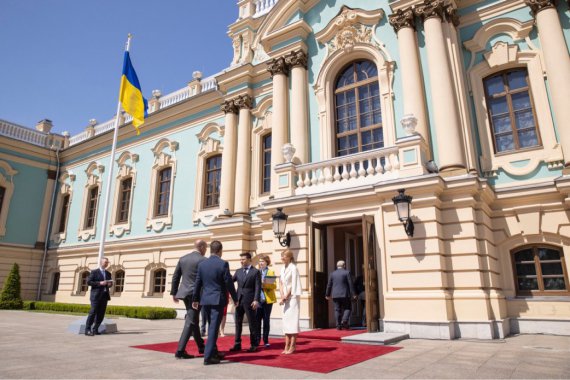 Зеленський біля Маріїнського палацу