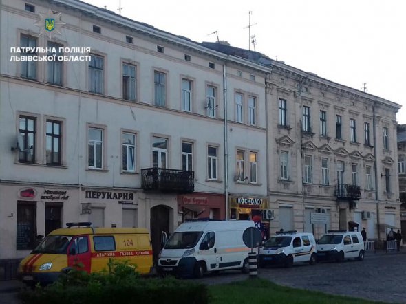 До місця, яке начебто заміноване, приїхали слідчо-оперативна група, вибухотехніки, газова служба, бригада швидкої медичної допомоги, кінолог