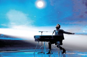 Нідерландський співак Дункан Лоренс акомпанує на піаніно під час свого виконання балади ”Аркада” на сцені Тель-авівського конференц-центру в Ізраїлі. Переміг на 64-му міжнародному музичному конкурсі Євробачення
