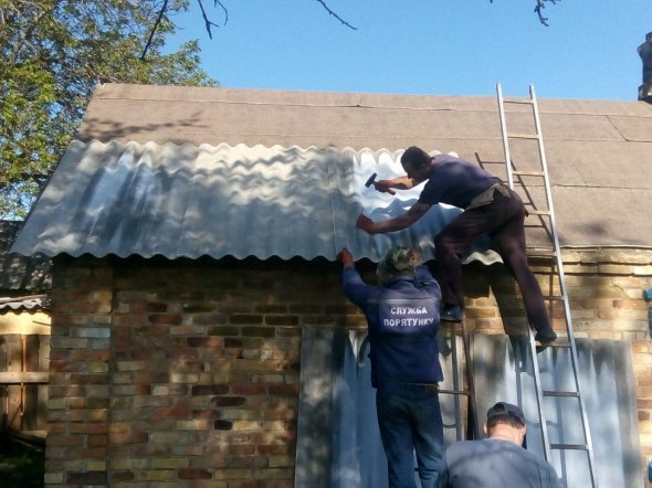 На фото рятувальникі, задіяні в проведенні ООС лагодять дома місцевих мешканців