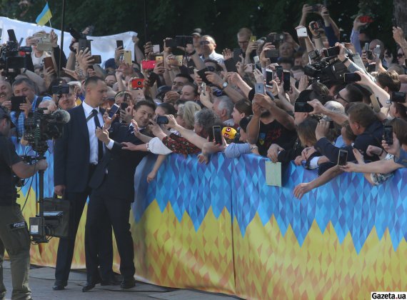 20 травня Володимир Зеленський офіційно став президентом України. Привітати його на інавгурації прийшло кілька тисяч людей 