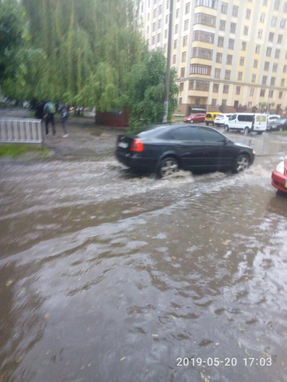 Львів’яни нарікають на те, що дощоприймачі не справляються з потоком води