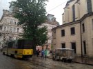 Львів’яни нарікають на те, що дощоприймачі не справляються з потоком води