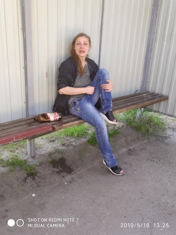 В Харькове на детских площадках женщина бьет чужих детей