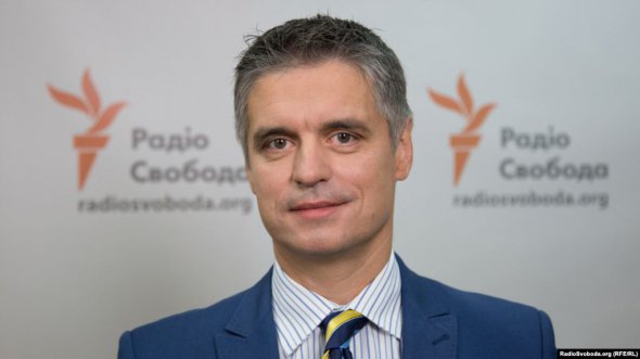 Вадим Пристайко 2 роки працював в  Управлінні з питань зовнішньої політики Адміністрації президента Кучми