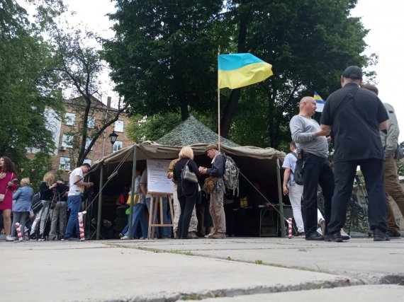 Военная палатка, установленный на Книжном Арсенале. Здесь презентуют книги ветеранов российско-украинской войны