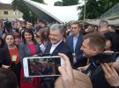 Экс-президент Петр Порошенко пришел на открытие Книжного арсенала. Посетил палатку с военной литературой