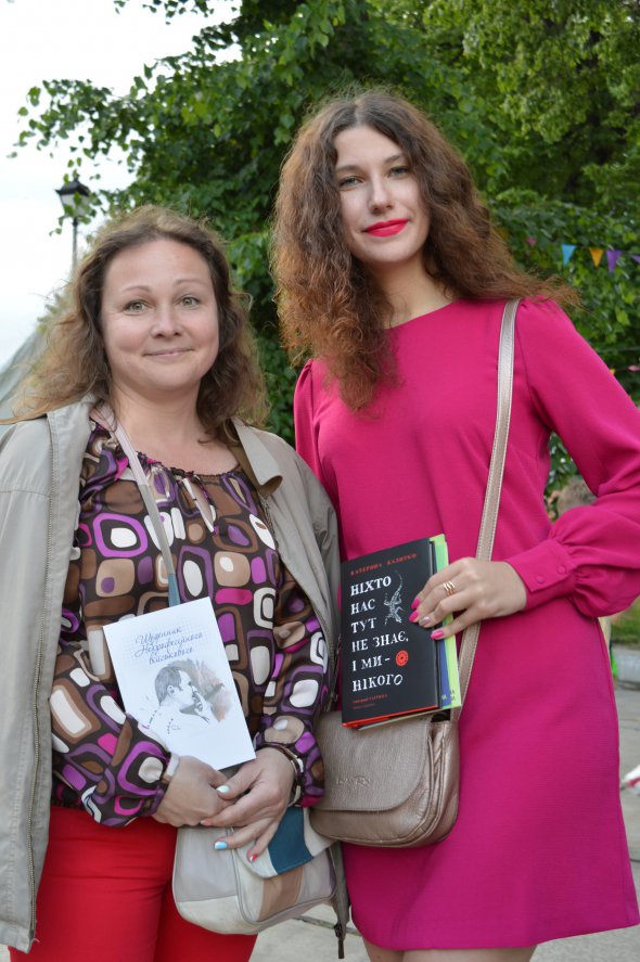 Марина - невысокая блондинка слева, говорит, что целеустремленно шла за книгой, которую написала  Оксана Черная "Позывной Кассандра. Лето 2015"